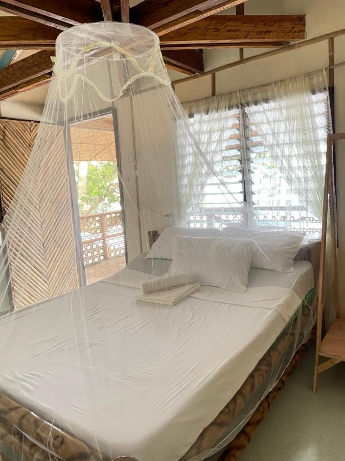 Bed and Breakfast Borbon'S Treehouse By The Sea Мамбахао Екстер'єр фото