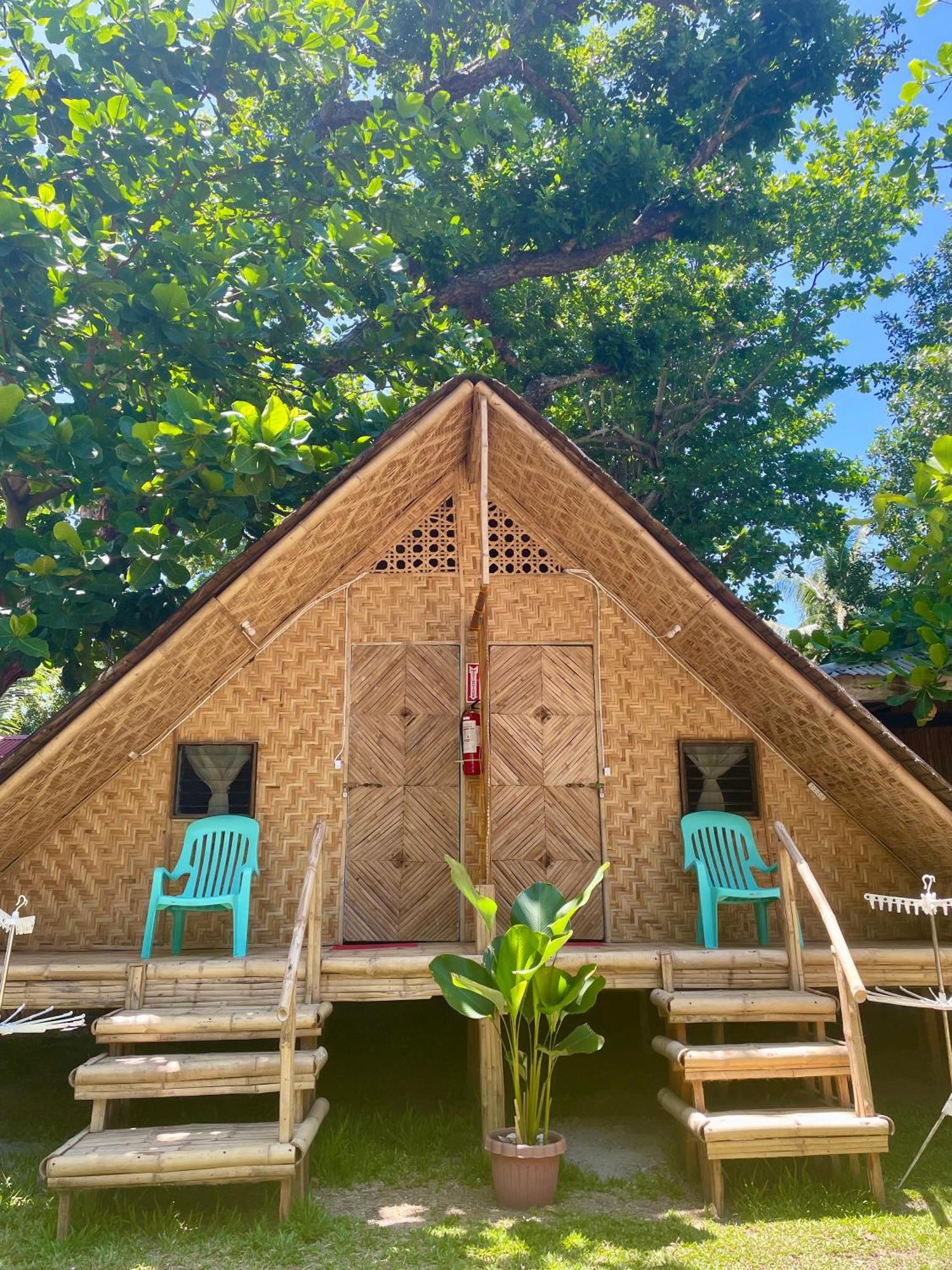 Bed and Breakfast Borbon'S Treehouse By The Sea Мамбахао Екстер'єр фото